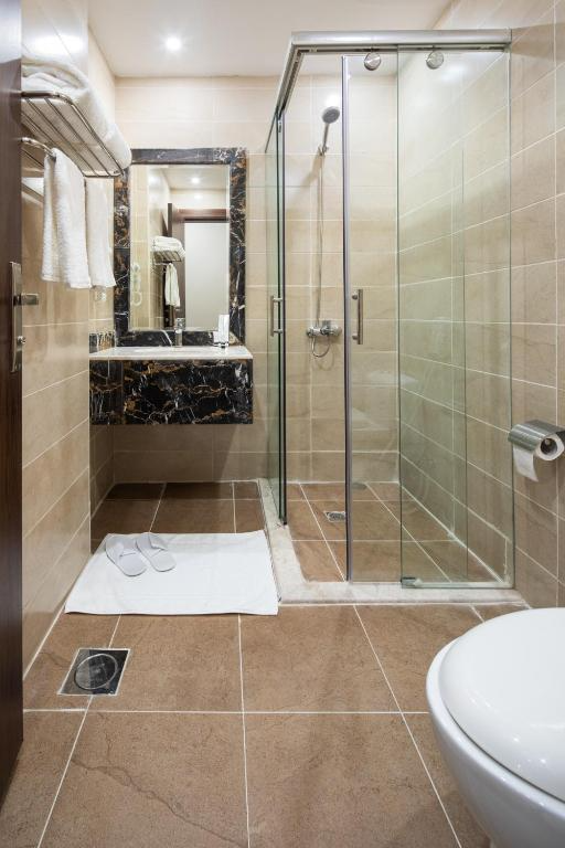 freepik__photo-a-modern-bathroom-with-beige-tiles-a-glass-s__64317