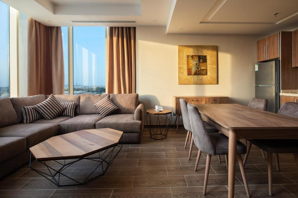 freepik__photo-a-modern-living-and-dining-room-with-a-secti__64315